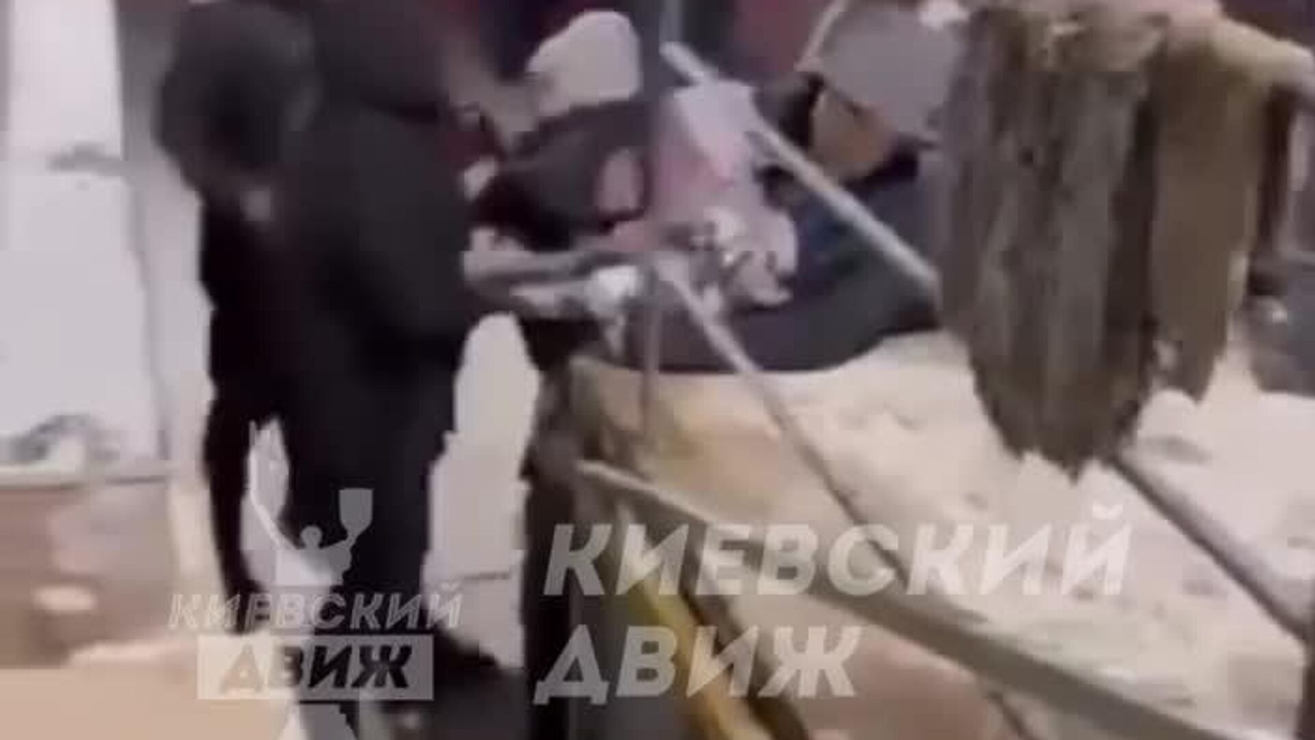 #бандеровская_оккупация: в Киеве мужчину затолкали в бусик, несмотря на сопротивление толпы