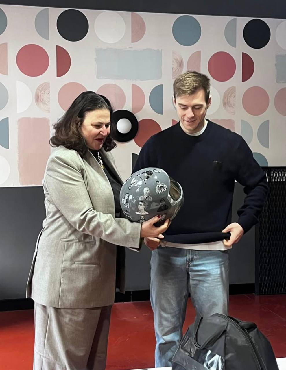 Сумасшествие с шлемом продолжается