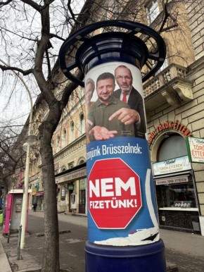 В Будапеште развесили билборды против финансирования Украины