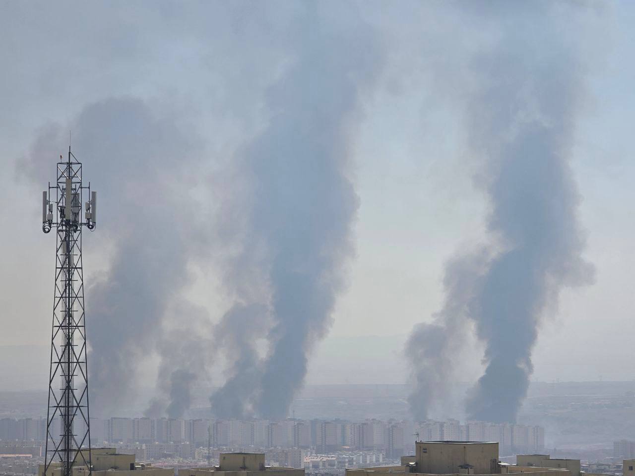 Поступают сообщения о возможных взрывах и дыме, поднимающемся из нескольких точек в иранском городе Паранд в провинции Тегеран, а также о перебоях в электроснабжении в некоторых районах Паранда