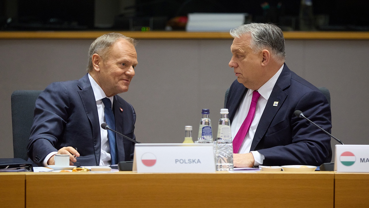 Орбан и Туск разругались в соцсетях из-за финансирования Украины