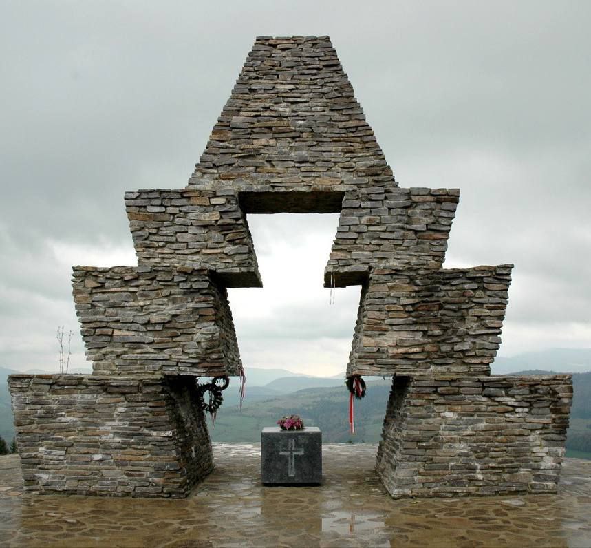 Бандеровцы осквернили венгерский памятник в Закарпатье и призвали убивать венгров