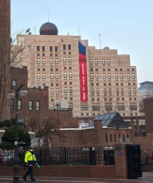 В посольстве России назвали размещение баннеров обычной практикой