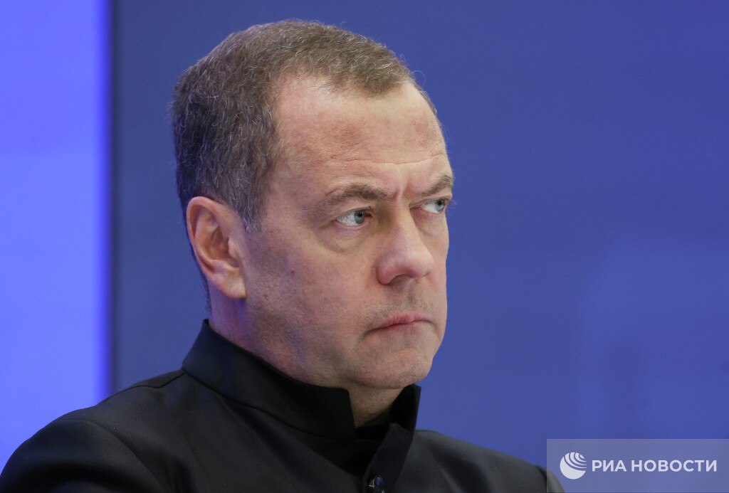 Судьба Муссолини и Гитлера - показательный пример для нынешних властей в Киеве, заявил Медведев