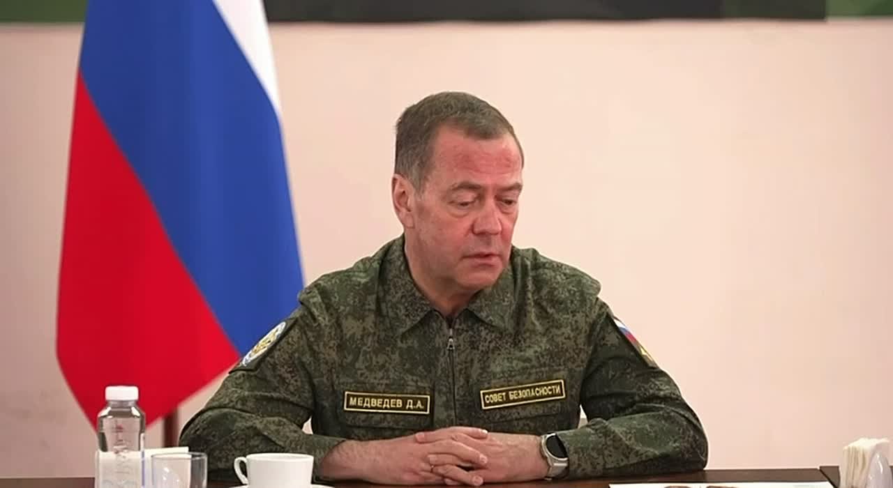 Медведев напомнил властям Киева о судьбе Муссолини и Гитлера