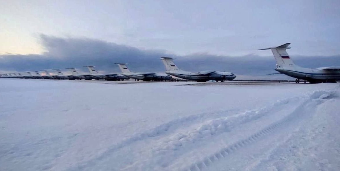 Погрузка подразделений ВДВ с бронетехникой в самолеты Ил-76 для последующего парашютного и посадочного десантирования в районе Гостомеля с целью развития наступления на Киев, 23 февраля 2022 года