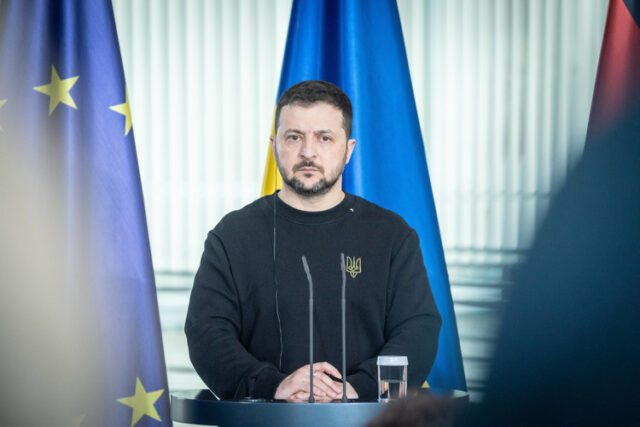 Зеленский попытается переждать Трампа, не выводя войска из Донбасса, заявил эксперт