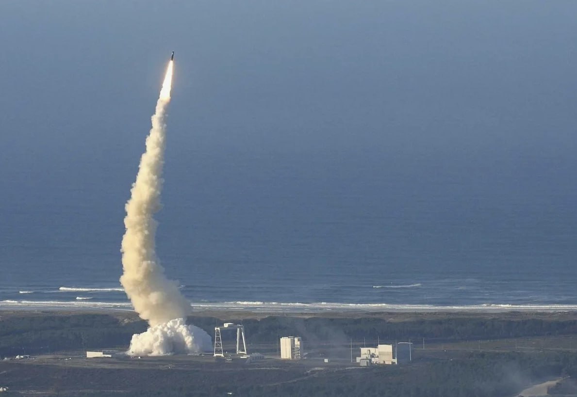 Служба внешней разведки РФ заявила, что Великобритания и Франция хотят предоставить Украине ядерное оружие