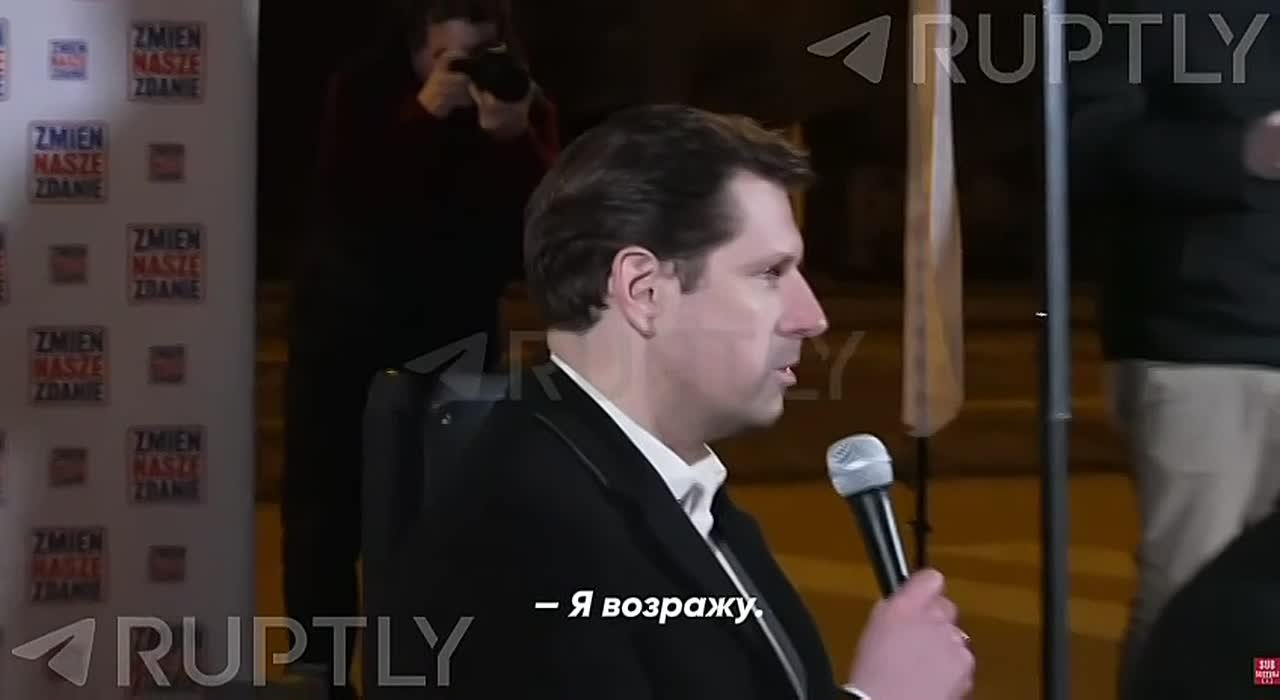 «Почему польское правительство четыре года назад, вместо того чтобы действовать в интересах Польши и атаковать Украину, вернуть Львов и территории, которые у нас забрали после 1945 года... Почему мы стали «рабами украинского...