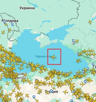 Самолёт радиоэлектронной разведки RC-135W Rivet Joint Королевских ВВС Великобритании в эти минуты ведёт наблюдение вдоль черноморского побережья Крыма и Краснодарского края
