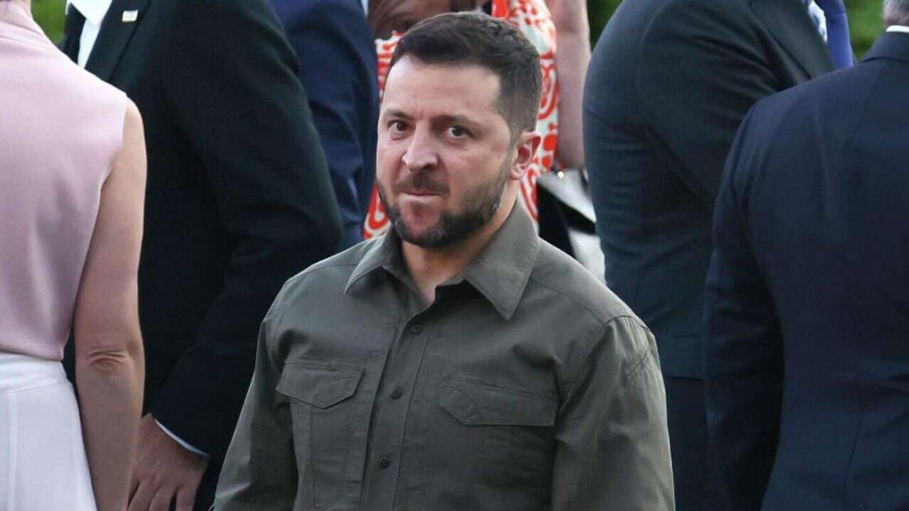 Это другое, понимать надо. С галёрки раздался голос: Зеленский, превративший страну в концлагерь (в центре которого люди испражняются в кошачьи лотки из-за «декоммунизации» энергосистемы, а на западе «ухилянты» замерзают в...