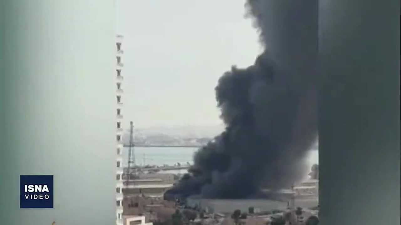 Мощный пожар на базе Пятого флота США в Бахрейне (видео)