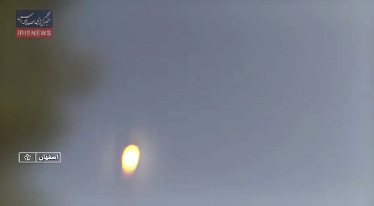 IRIB опубликовал кадры, показывающие запуск некоторых баллистических ракет по израильским и американским базам;