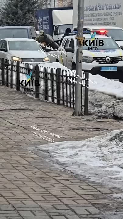 Киев: тцкшники разбили стекло машины и вытащили оттуда добычу ПОДПИШИСЬ на MAX