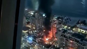 По всему центру Дубая видны пожары после попаданий иранских дронов и сбитых ракет