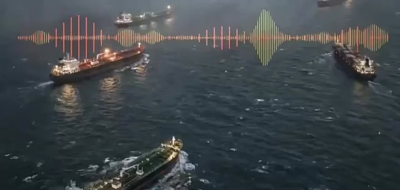 В сети публикуется запись транслируемого сообщения для всех судов в Ормузском проливе с информацией о закрытии судоходства