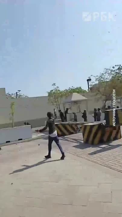 В Пакистане открыли огонь по демонстрантам, которые штурмуют консульство США в Карачи, погибли 10 человек — Sepah