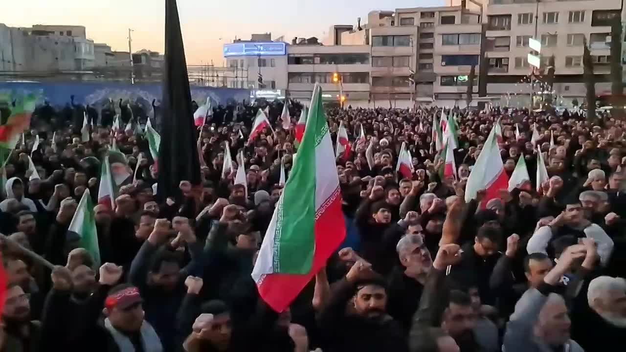 В Тегеране все больше людей выходят на улицы на митинги в честь погибшего аятоллы Хаменеи