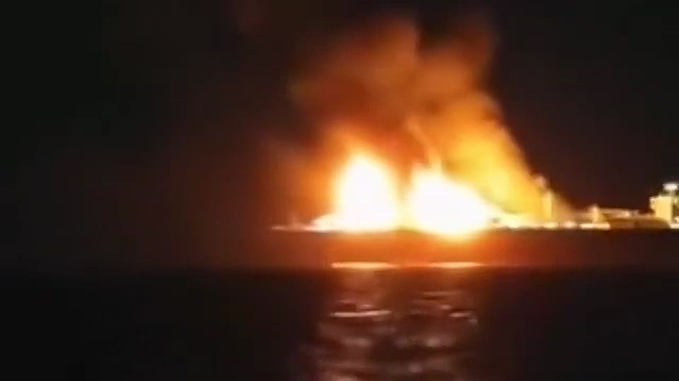 Газовоз Arctic Metagaz горит возле Мальты