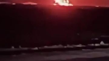 Заявляется как кадры пожара после ударов по американской базе "Харир" в Эрбиле (Ирак)