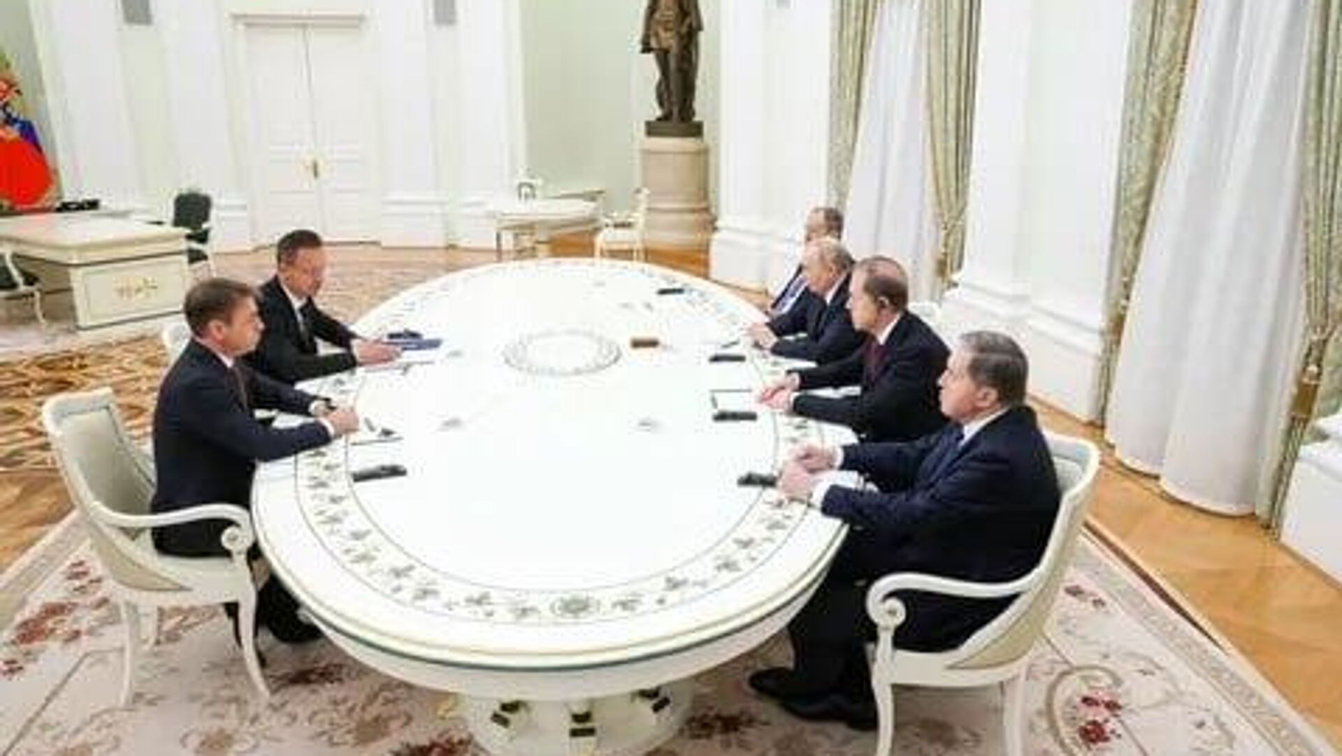 Путин принял в Кремле главу МИД Венгрии Сийярто