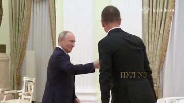 Путин принял в Кремле министра внешнеэкономических связей и иностранных дел Венгрии Петера Сийярто: