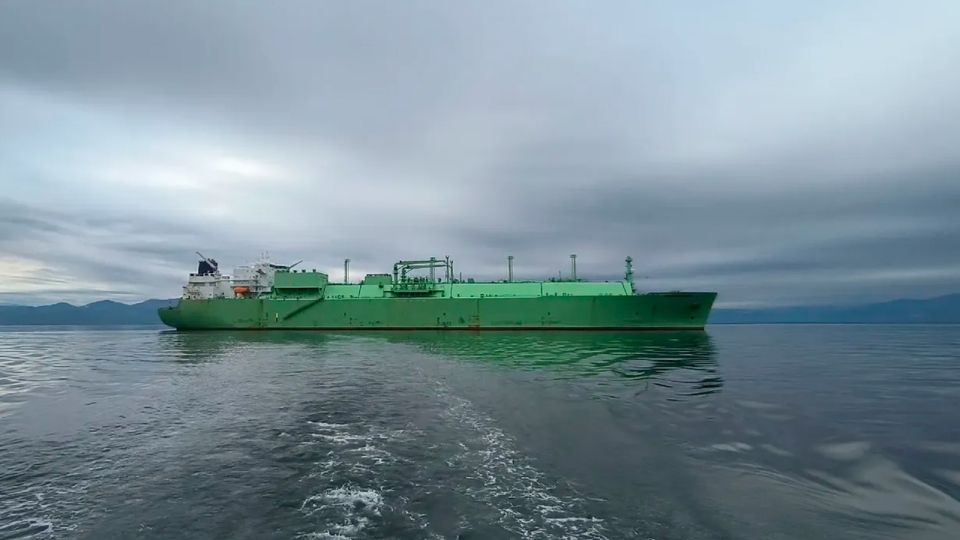 Минтранс: российских моряков спасли с газовоза «Арктик Метагаз» после атаки