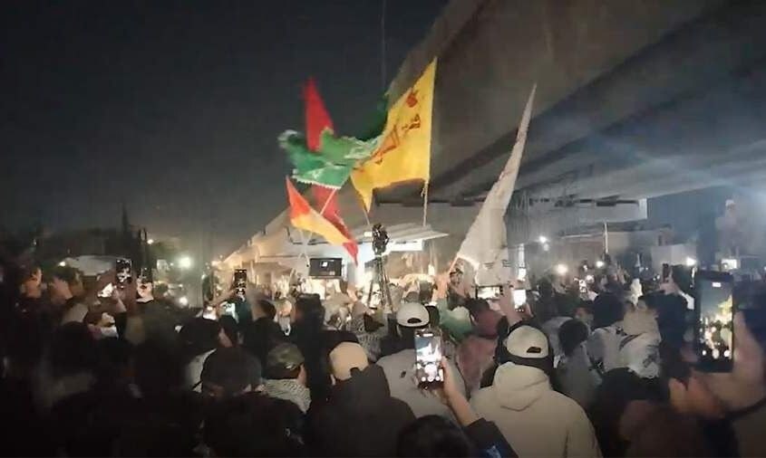 Ожесточенные протесты из-за смерти верховного лидера Ирана Али Хаменеи продолжаются в иракском Багдаде в районе "зеленой зоны" близ посольства США, сообщают СМИ