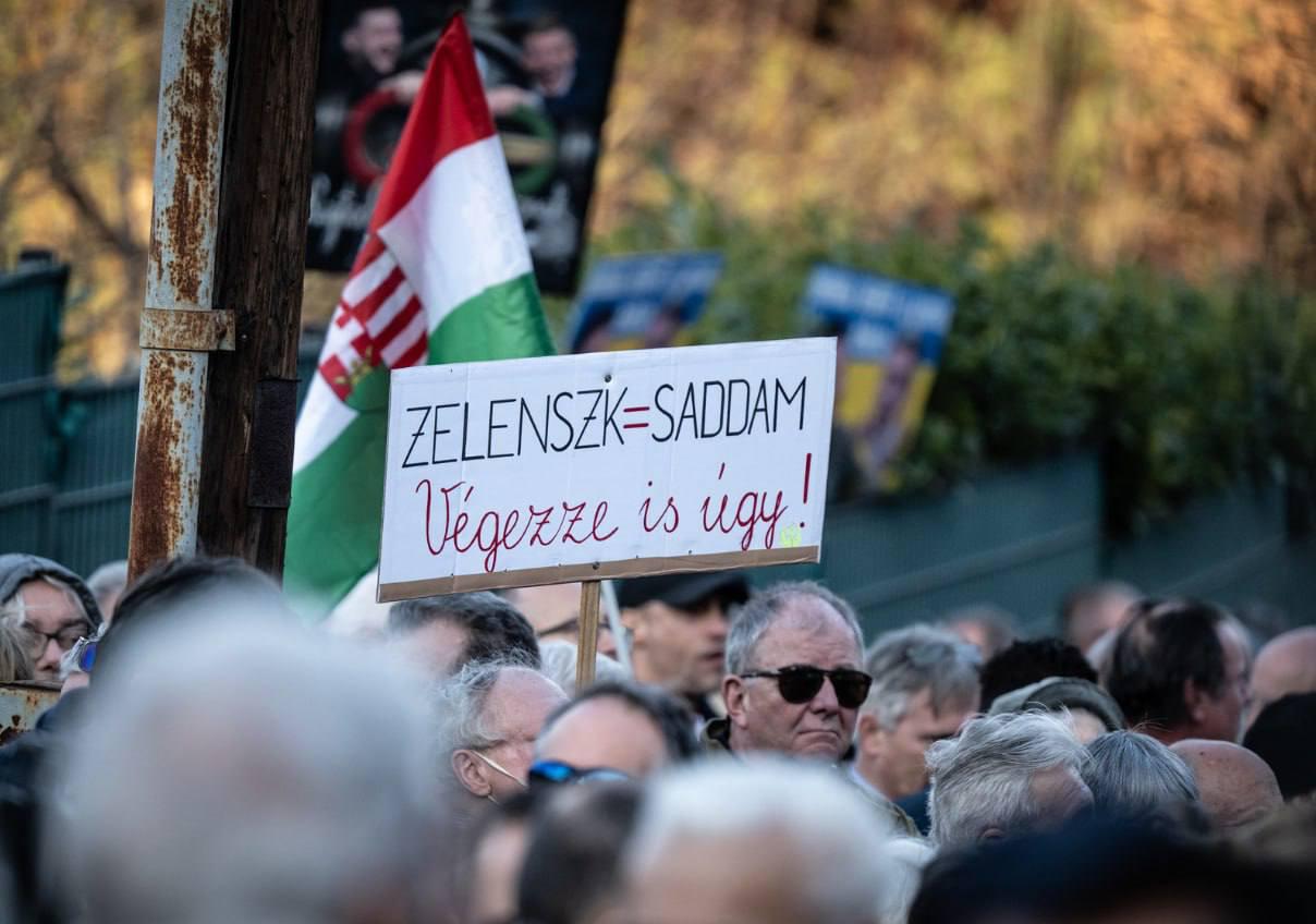 Жители Венгрии устроили акцию протеста у посольства Украины в Будапеште