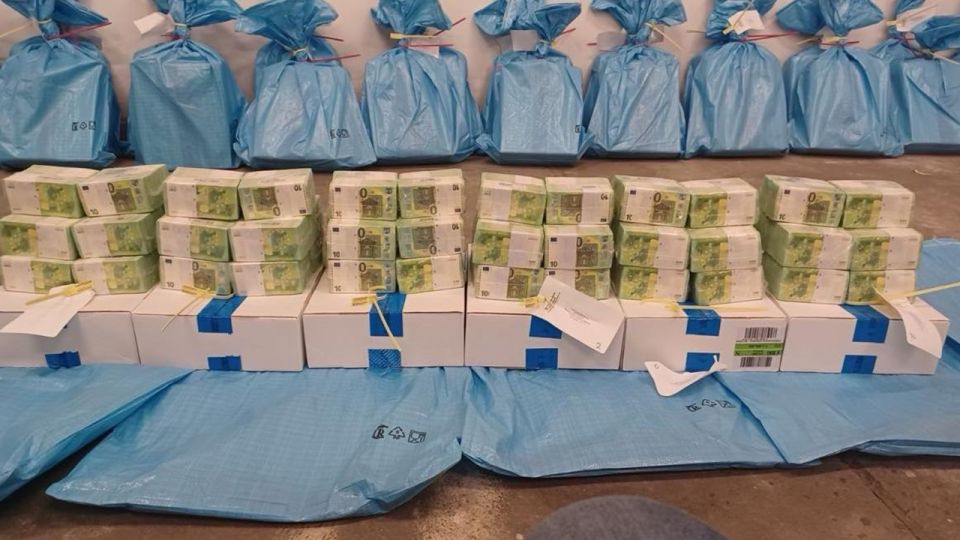 Киев потребовал от Будапешта вернуть два броневика с золотом и деньги