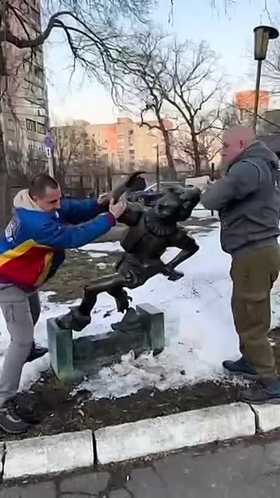 Даниил Безсонов: Ну наконец-то! В Киеве демонтировали Буратино