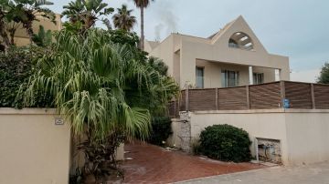 В первые дни войны Израиля и США против Ирана обломки одной из ракет упали в нескольких десятках метров от дома Тимура Миндича, пишут израильские СМИ