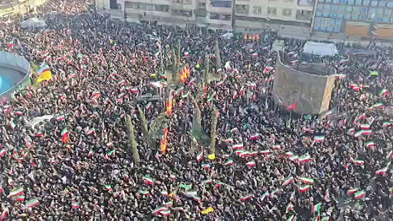 Сегодня в Иране несмотря на бомбежки идут огромные митинги в поддержку Нового Верховного Лидера