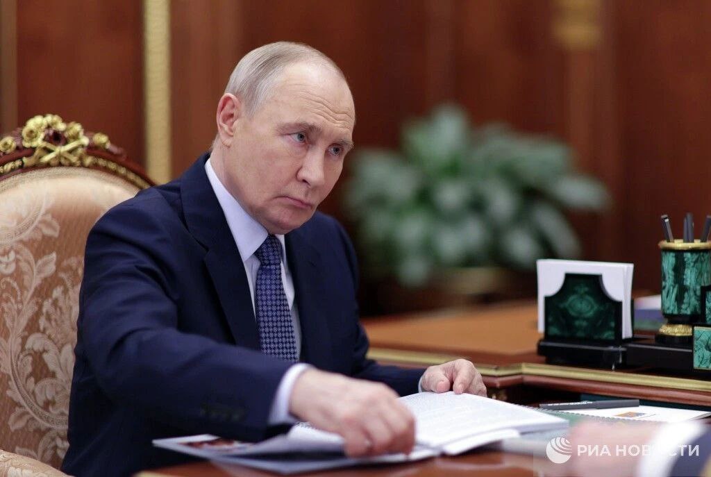 В ходе совещания в Кремле по ситуации на мировом рынке нефти и газа Владимир Путин отметил, что Россия не раз предупреждала, что попытки дестабилизировать ситуацию на Ближнем Востоке поднимут цены на нефть и газ