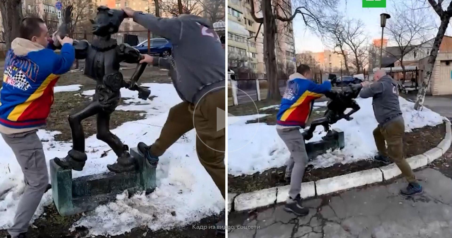 В Киеве снесли скульптуру Буратино