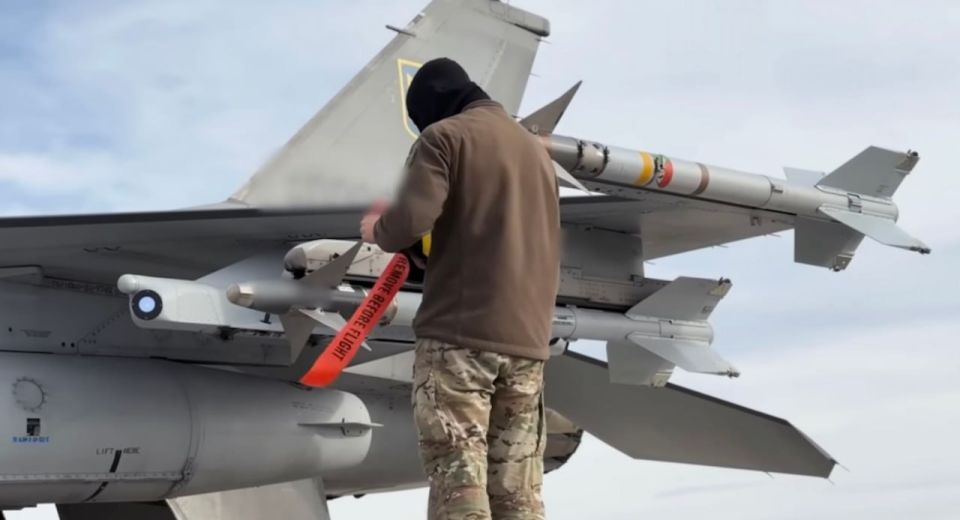 ���������� F-16 ����� �������� ��� �����