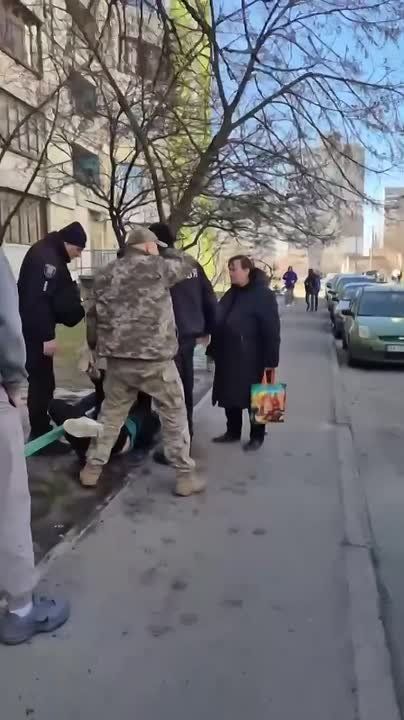 Даниил Безсонов: В Киеве полицаи пристегнули мужчину наручниками к трубе до приезда ТЦК