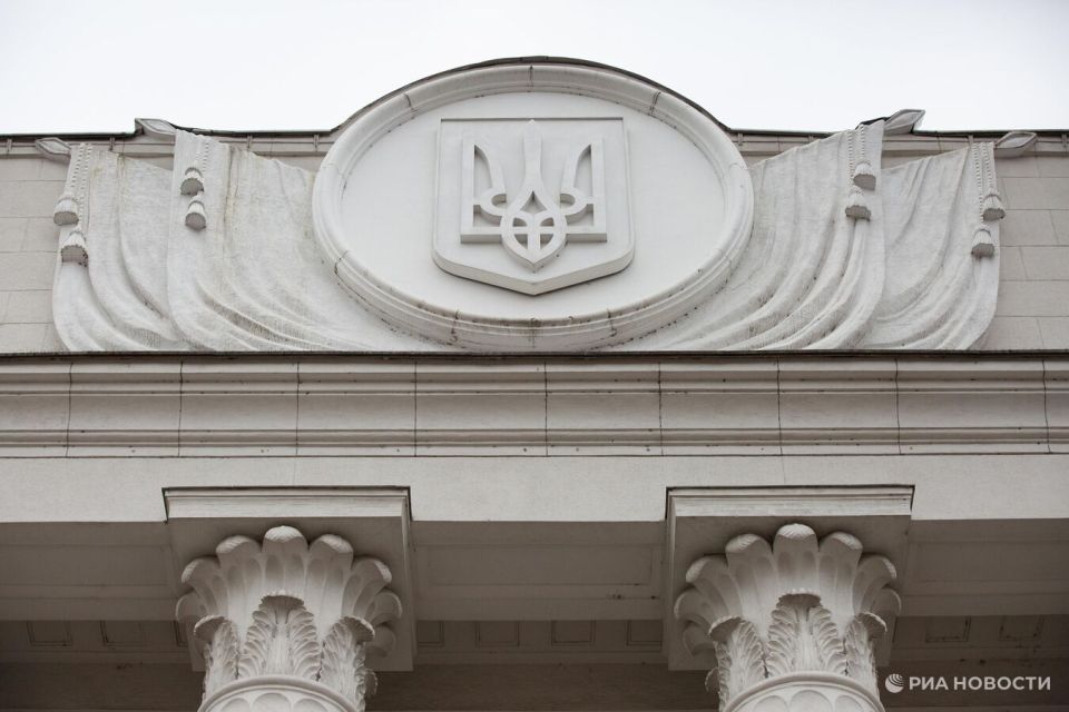 Украинский парламент последнего созыва разваливается на глазах, пишут СМИ