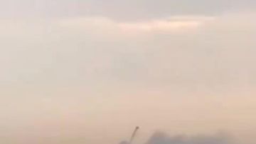 Иранские беспилотники ударили по нефтяным объектам в порту Фуджейра в ОАЭ, сообщают СМИ