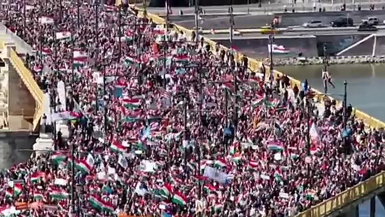 Алексей Пушков: Впечатляющий антиукраинский митинг в Будапеште под лозунгом "Мы не будем украинской колонией !" Своими угрозами в адрес Орбана Зеленский добился обратного результата: венгры сильнее сплотились вокруг своего...