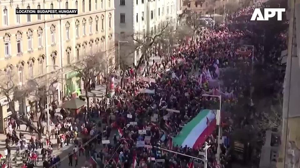 "Марш мира": тысячи демонстрантов с антиукраинскими лозунгами вышли на улицы Будапешта в преддверии парламентских выборов, чтобы поддержать политику премьера Венгрии Виктора Орбана