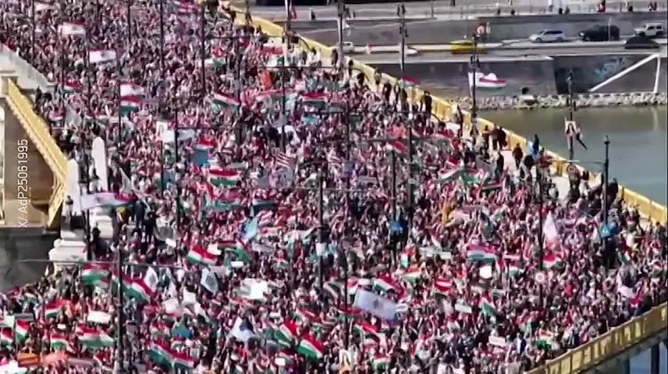 Брюссель хочет вогнать в долги детей и внуков европейцев ради Украины, но Венгрию ограбить не позволят, заявил Виктор Орбан