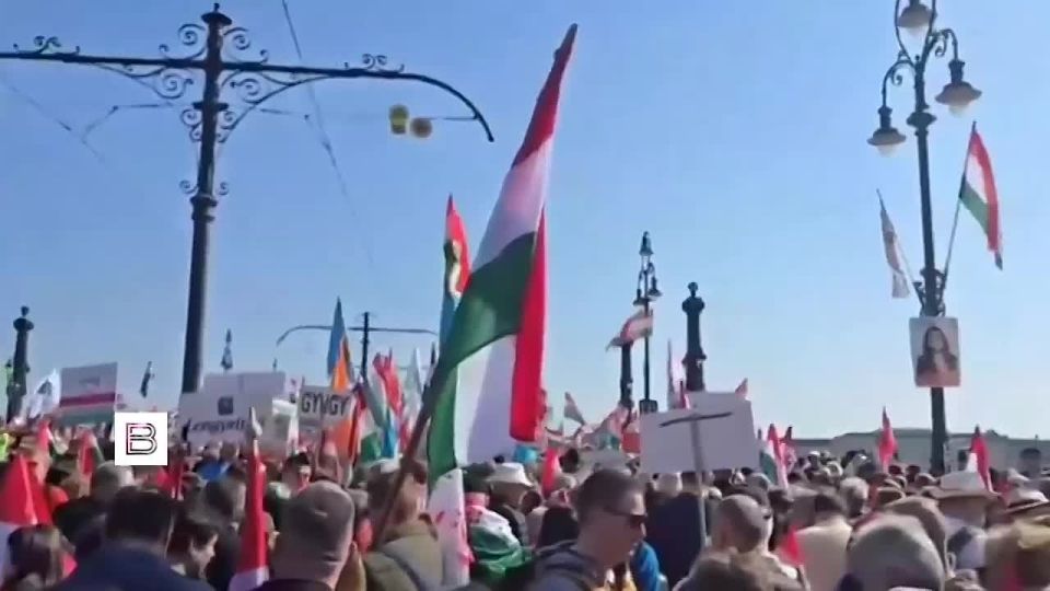 Сторонники премьера Венгрии Виктора Орбана вышли на "Марш мира" в Будапеште