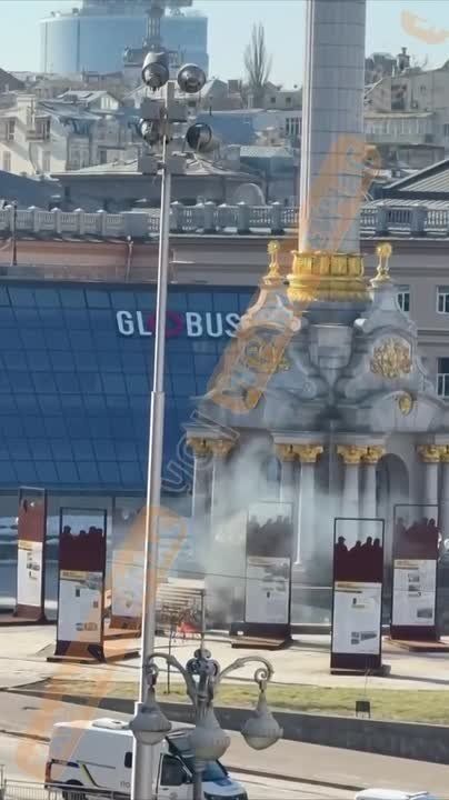 Юлия Витязева: Упс. В Киеве обломки сбитого БПЛА упали возле Монумента Независимости на Майдане