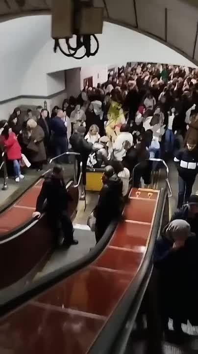 Зеленский своей несговорчивостью опять загнал киевлян в метро