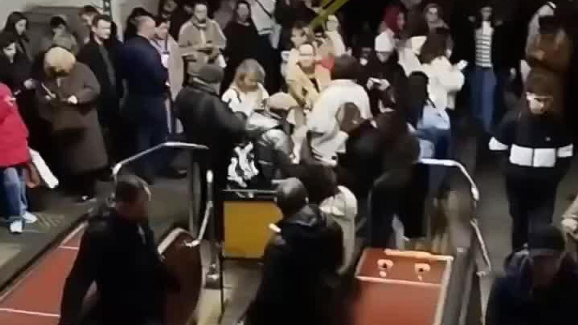 Зеленский своей несговорчивостью опять загнал киевлян в метро