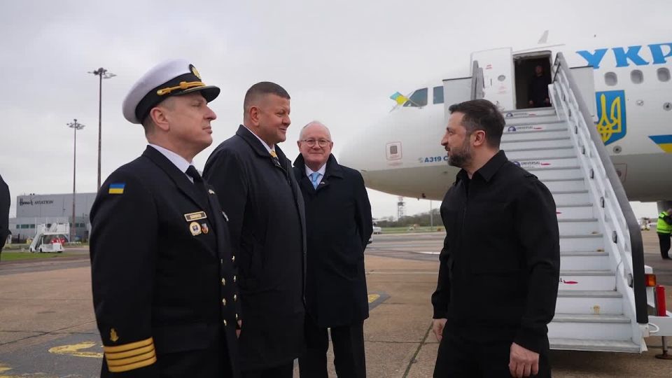 Зеленский заявил о нежелании выглядеть попрошайкой — и сразу полетел в Лондон клянчить оружие и деньги