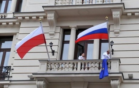 «Нелояльных становится больше»: Польша меняет тактику из-за страха перед «русским следом»