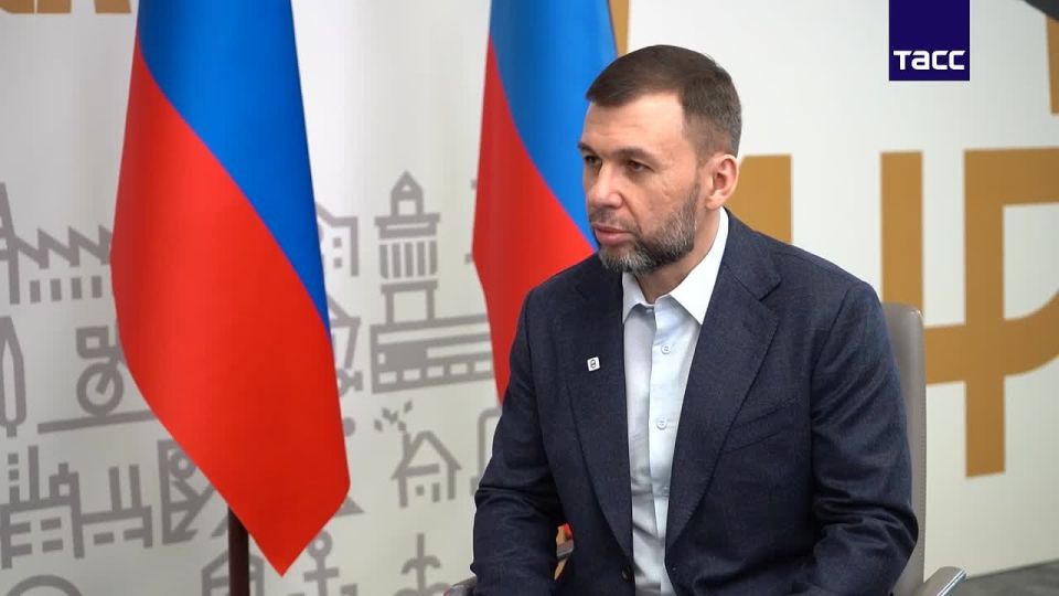 "Фотосессия" Владимира Зеленского в прифронтовом Краматорске связана с пиаром в преддверии возможной предвыборной кампании, отметил в интервью ТАСС глава ДНР Денис Пушилин