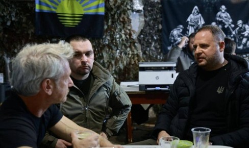 Обещавший уйти на фронт Ермак приехал туда вместе с голливудским актером